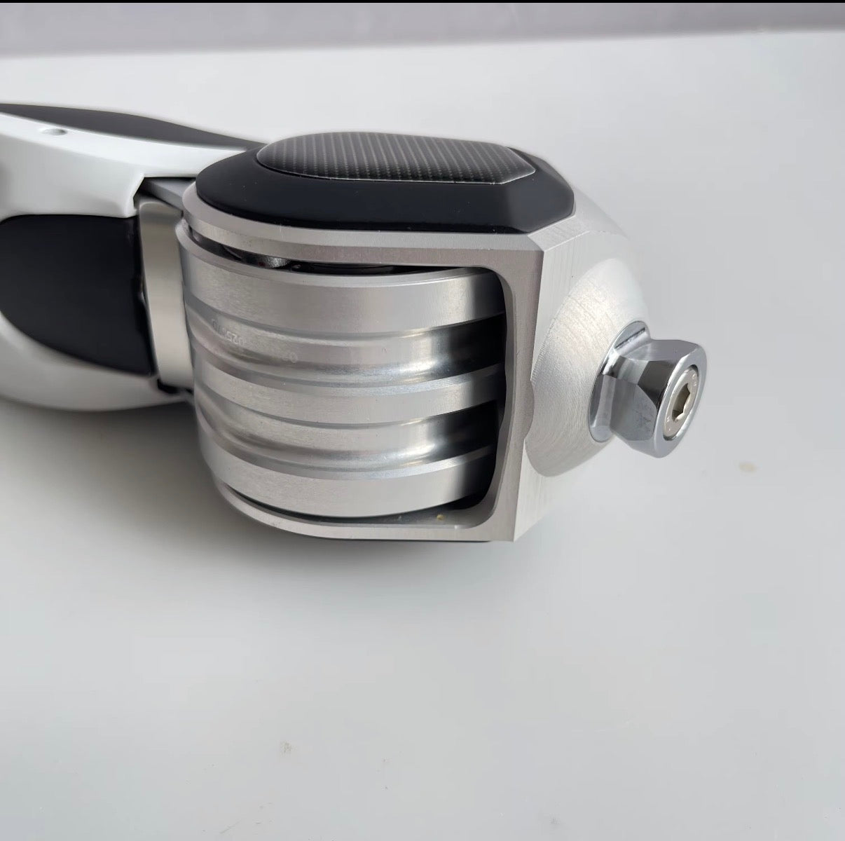 Genou prothétique hydraulique monoaxe – Articulation avec contrôle du balancement et soutien